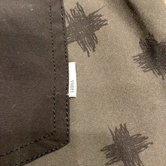 Vuori
Men's Kore Print Yoga Shorts size medium - Picture 9 of 9